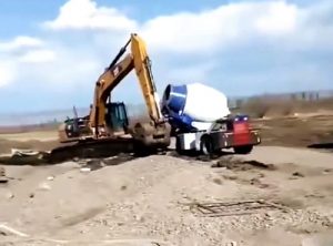 魯樽自上料攪拌車——山區(qū)建設(shè)利器，您的致富選擇